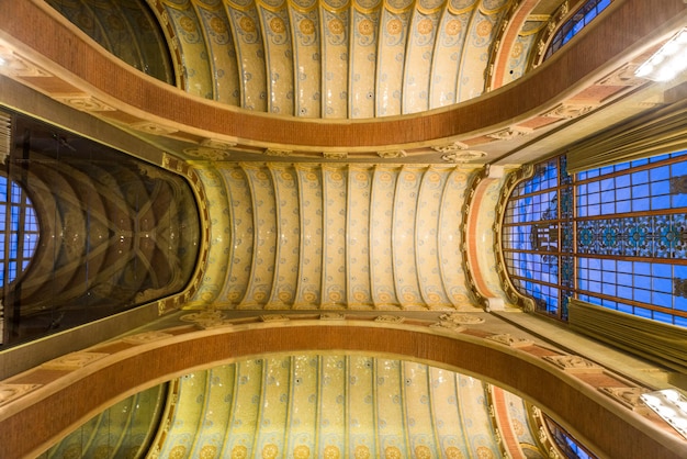 Foto lage hoek van het plafond van het gebouw