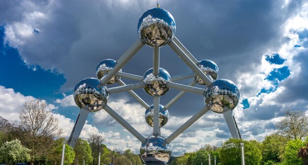 Foto lage hoek van het reuzenrad tegen een bewolkte hemel