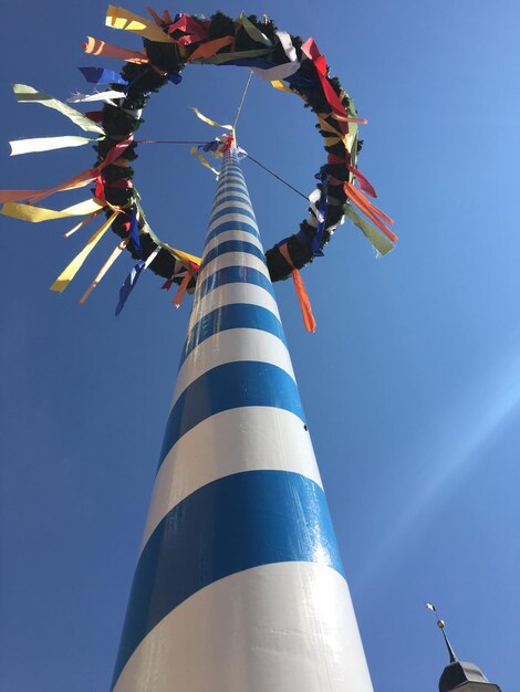 Foto lage hoek van het reuzenwiel tegen de blauwe hemel