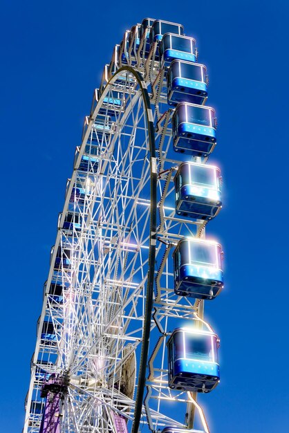 Foto lage hoek van het reuzenwiel tegen een heldere blauwe hemel