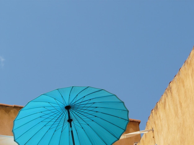 Lage hoek van het reuzenwiel tegen een heldere blauwe hemel