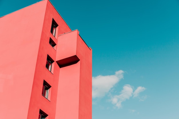 Lage hoek van het rode gebouw