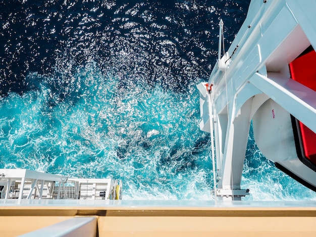 Foto lage hoek van het schip op zee