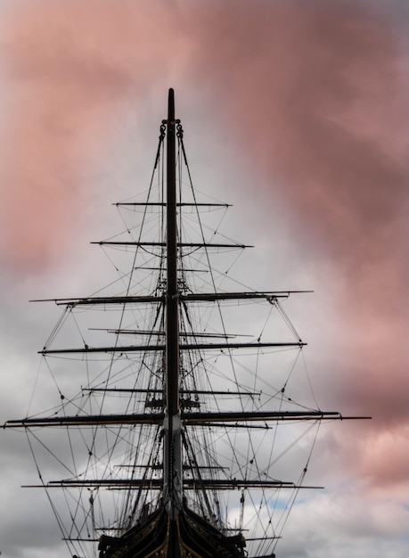 Lage hoek van het schip tegen de lucht