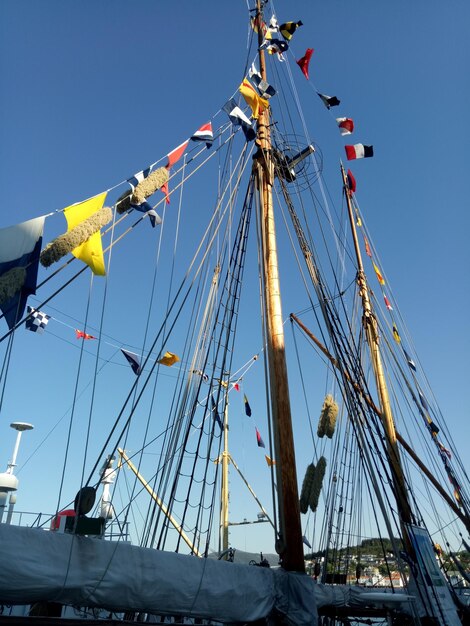 Foto lage hoek van het schip tegen een heldere blauwe lucht