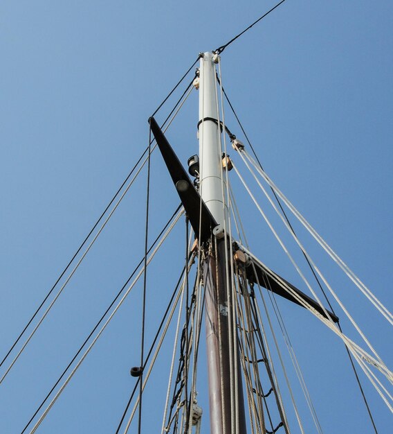 Foto lage hoek van het schip tegen een heldere blauwe lucht