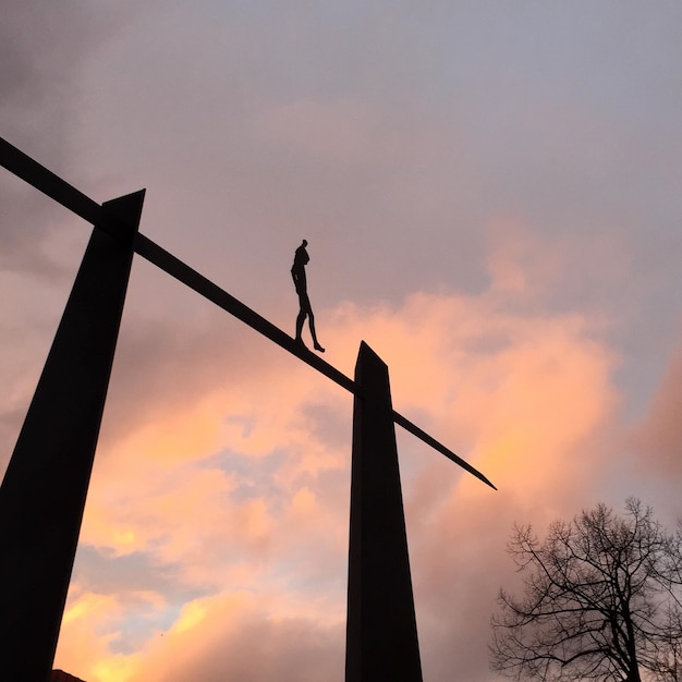 Lage hoek van het silhouettestatue tegen de hemel tijdens de zonsondergang