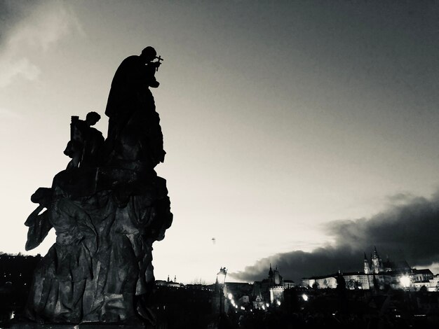 Foto lage hoek van het silhouettestatue tegen de lucht