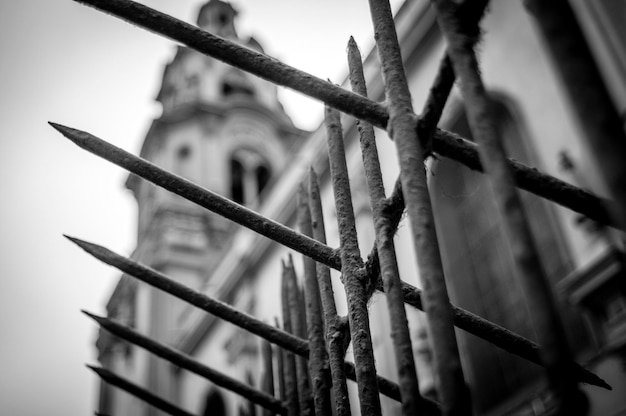 Foto lage hoek van het spijkerhek tegen de kerk