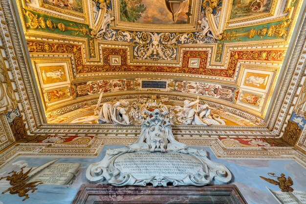 Foto lage hoek van het standbeeld in de tempel