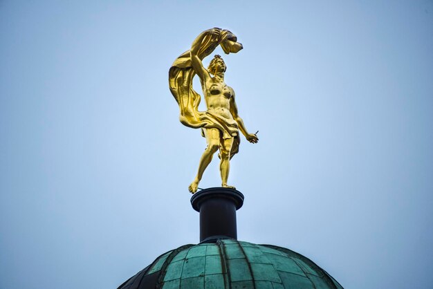 Foto lage hoek van het standbeeld tegen de blauwe hemel