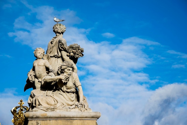 Lage hoek van het standbeeld tegen de blauwe hemel