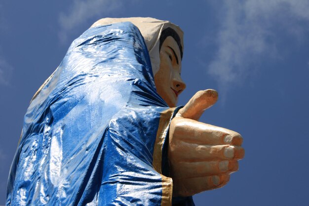 Foto lage hoek van het standbeeld tegen de blauwe hemel