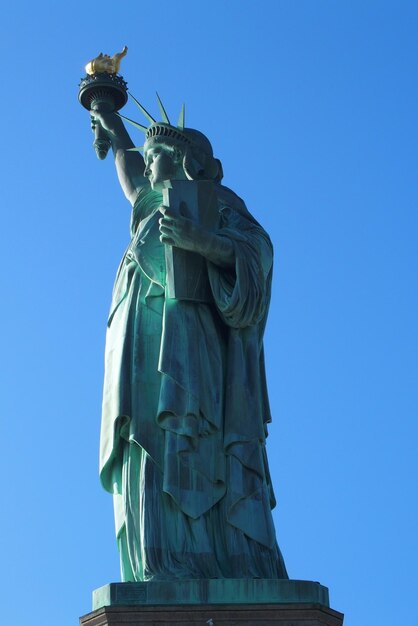 Lage hoek van het standbeeld tegen de blauwe hemel