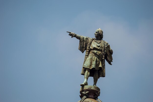 Lage hoek van het standbeeld tegen de blauwe hemel