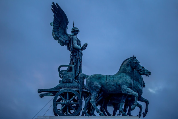 Foto lage hoek van het standbeeld tegen de lucht