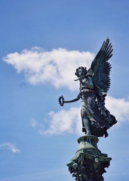 Foto lage hoek van het standbeeld tegen de lucht