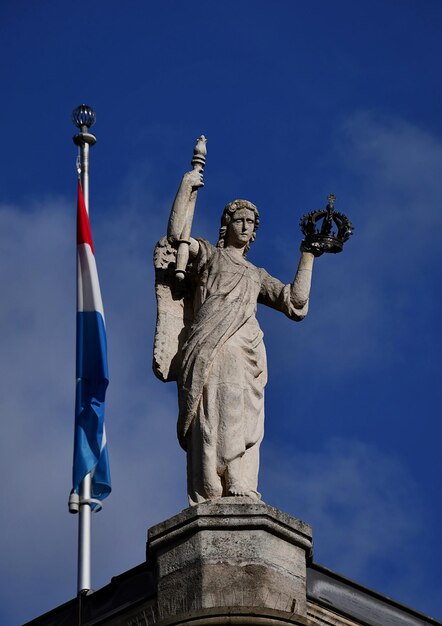 Lage hoek van het standbeeld tegen de lucht