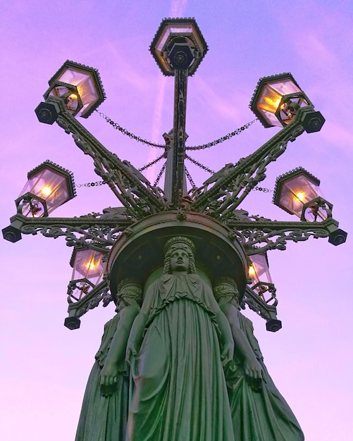 Foto lage hoek van het standbeeld tegen de lucht