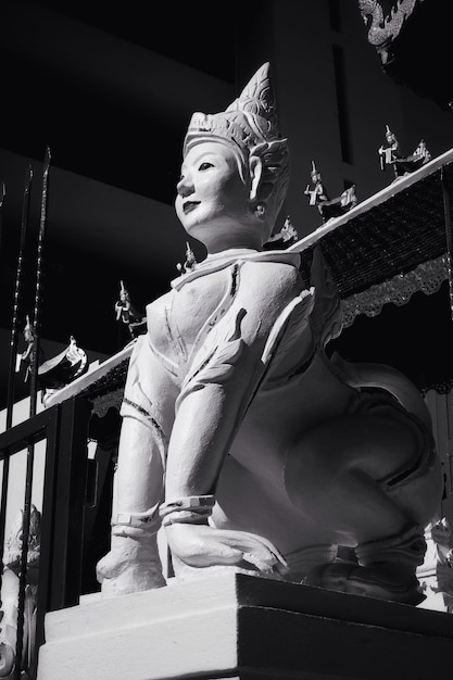 Foto lage hoek van het standbeeld tegen de tempel