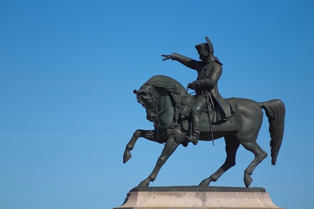 Lage hoek van het standbeeld tegen een heldere blauwe hemel tijdens een zonnige dag