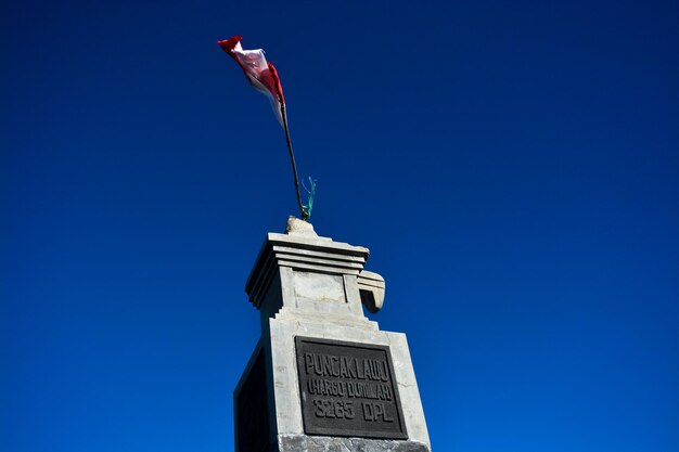 Foto lage hoek van het standbeeld tegen een heldere blauwe hemel