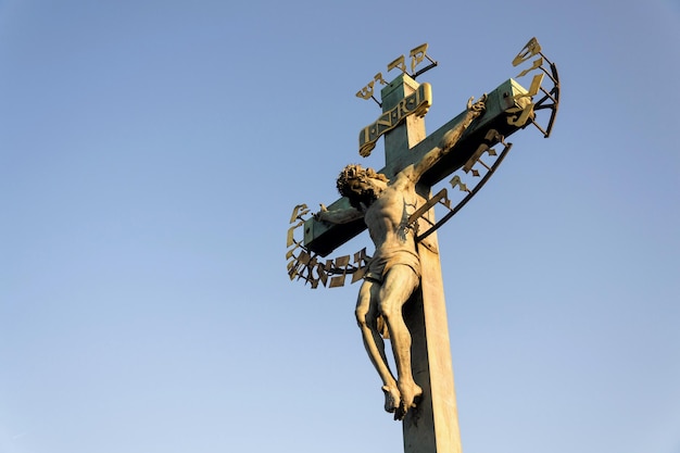 Foto lage hoek van het standbeeld tegen een heldere lucht