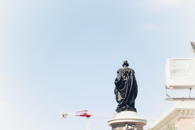 Foto lage hoek van het standbeeld tegen een heldere lucht