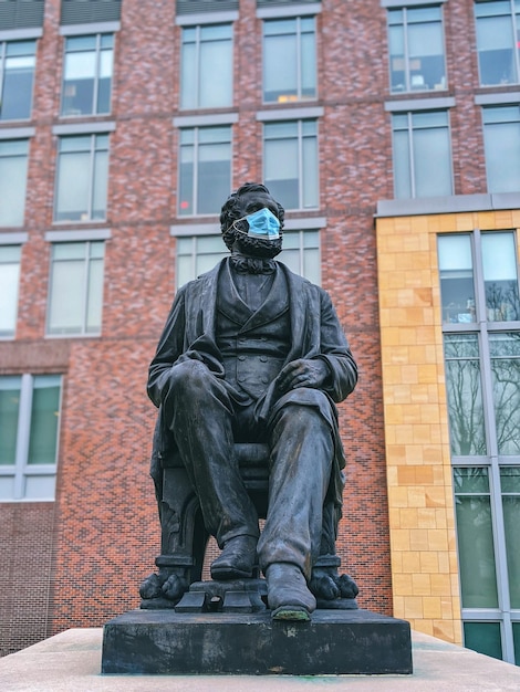 Lage hoek van het standbeeld tegen het gebouw