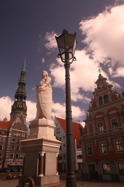 Lage hoek van het standbeeld van Roland en het huis van de zwarte punten op het stadsplein tegen de lucht