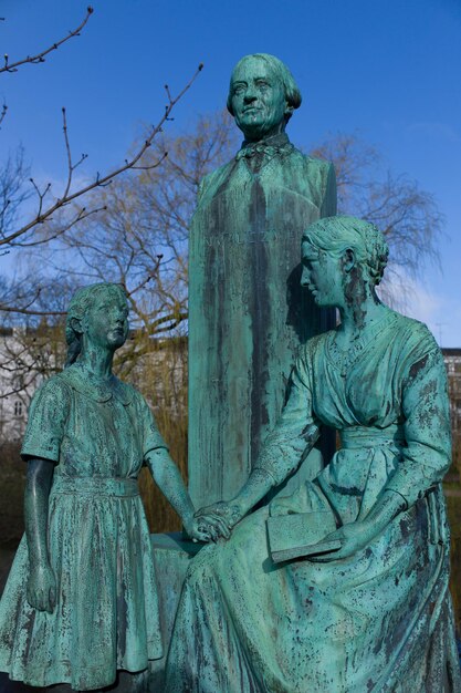 Foto lage hoek van het standbeeld