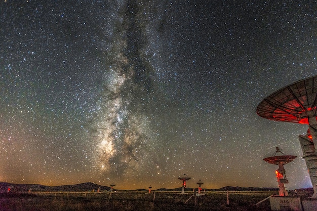 Foto lage hoek van het sterrenveld tegen de hemel 's nachts