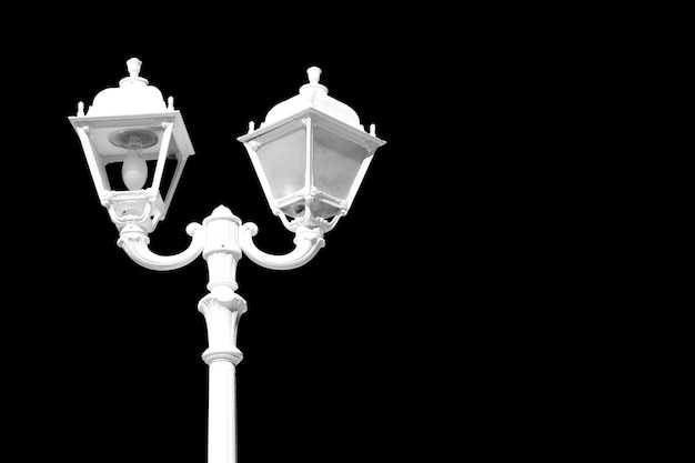 Lage hoek van het straatlicht tegen een zwarte achtergrond