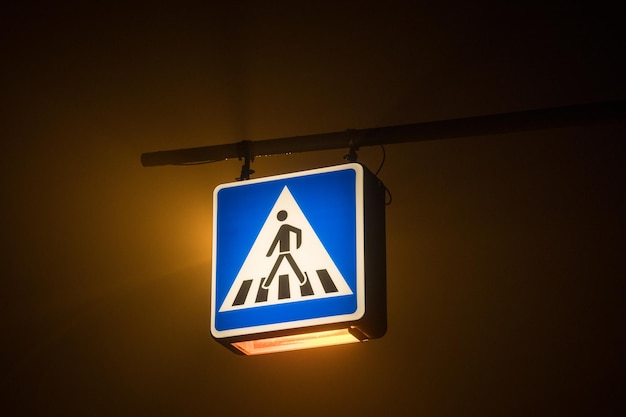 Lage hoek van het verkeersbord's nachts