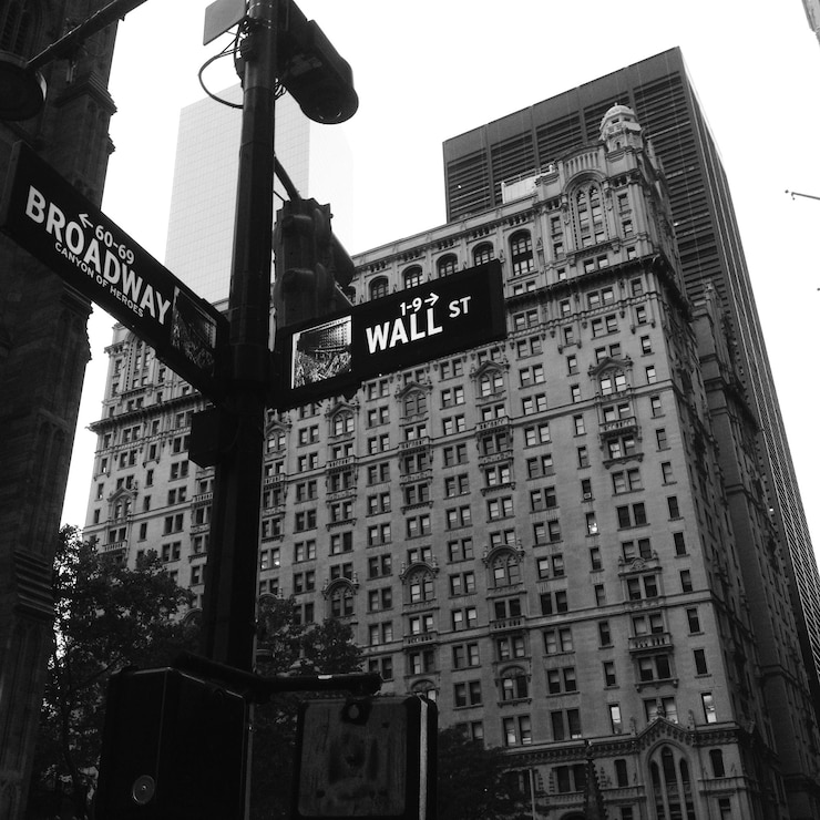 Foto lage hoek van het verkeersbord tegen de gebouwen bij wall street
