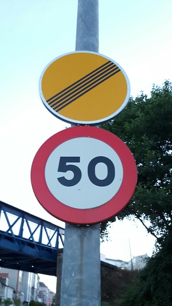 Foto lage hoek van het verkeersbord tegen de lucht