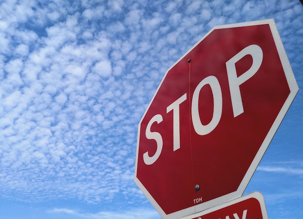 Lage hoek van het verkeersbord tegen de lucht