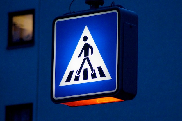 Lage hoek van het verkeersbord tegen een gebouw