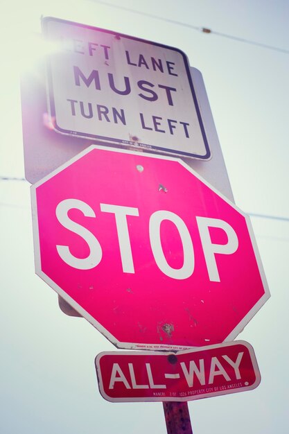 Lage hoek van het verkeersbord