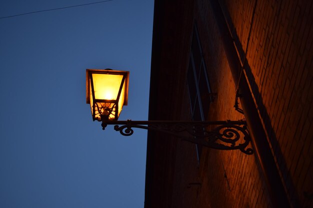 Foto lage hoek van het verlichte licht tegen de hemel