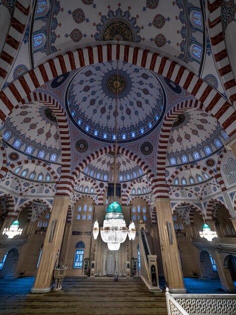 Foto lage hoek van het verlichte plafond van de kathedraal