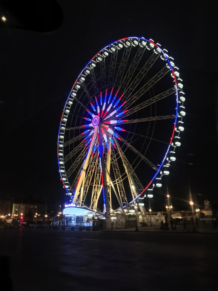 Foto lage hoek van het verlichte reuzenwiel's nachts