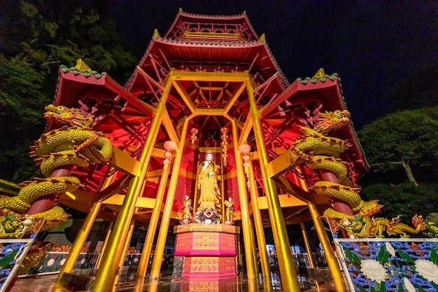 Foto lage hoek van het verlichte tempelgebouw's nachts