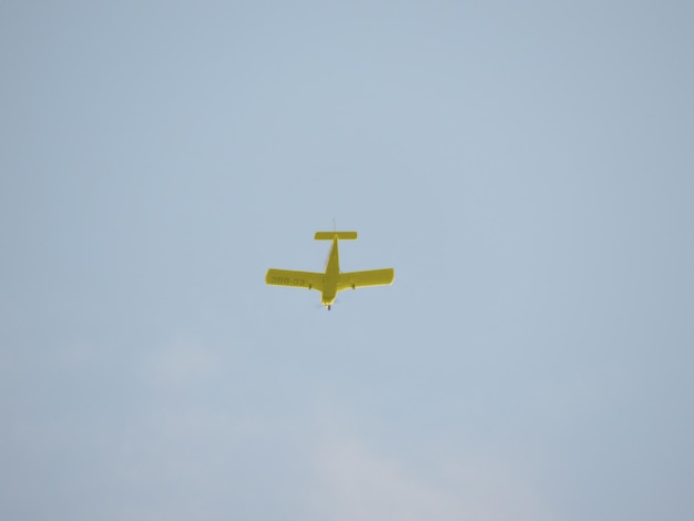 Foto lage hoek van het vliegtuig tegen een heldere lucht