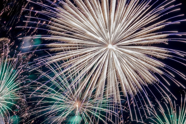 Lage hoek van het vuurwerk's nachts