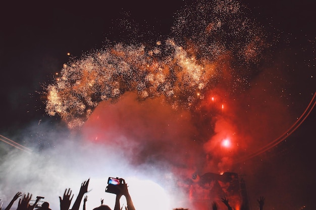 Lage hoek van het vuurwerk's nachts