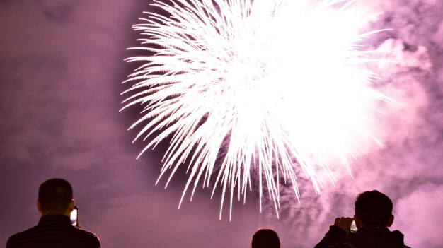 Foto lage hoek van het vuurwerk's nachts