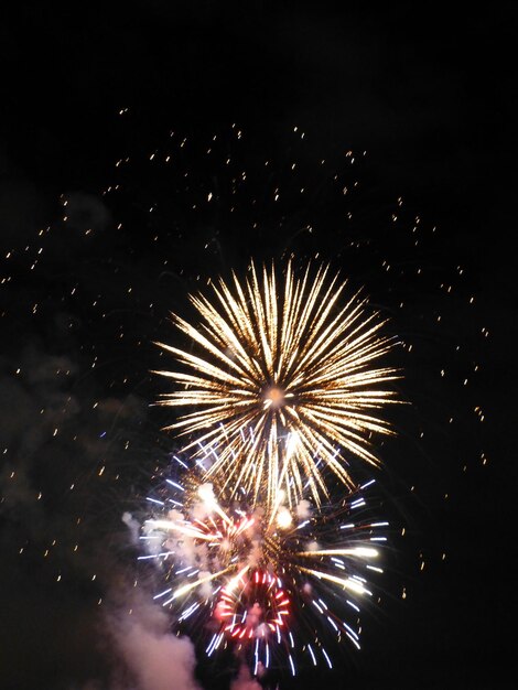 Foto lage hoek van het vuurwerk's nachts