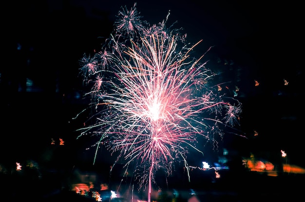 Lage hoek van het vuurwerk's nachts