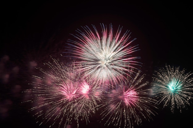 Lage hoek van het vuurwerk's nachts